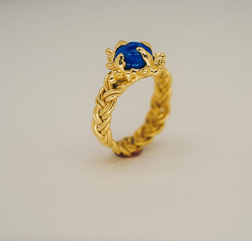 anillo dorado con detalles tranados lapislazuli baño de oro joyeria ornamental