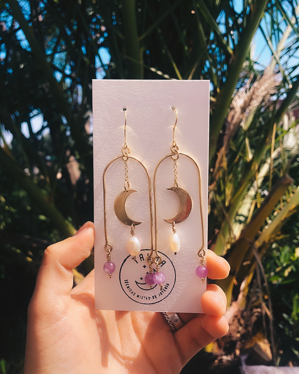 aretes_dorados_lunas_amatistas_perlas_de_rio