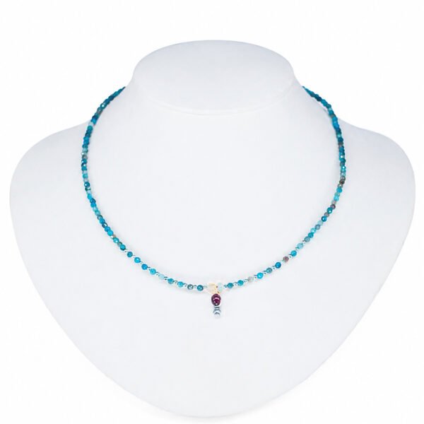 collar de cuentas azules con rosa turmalina rosa chakra tercer ojo intuición y magia