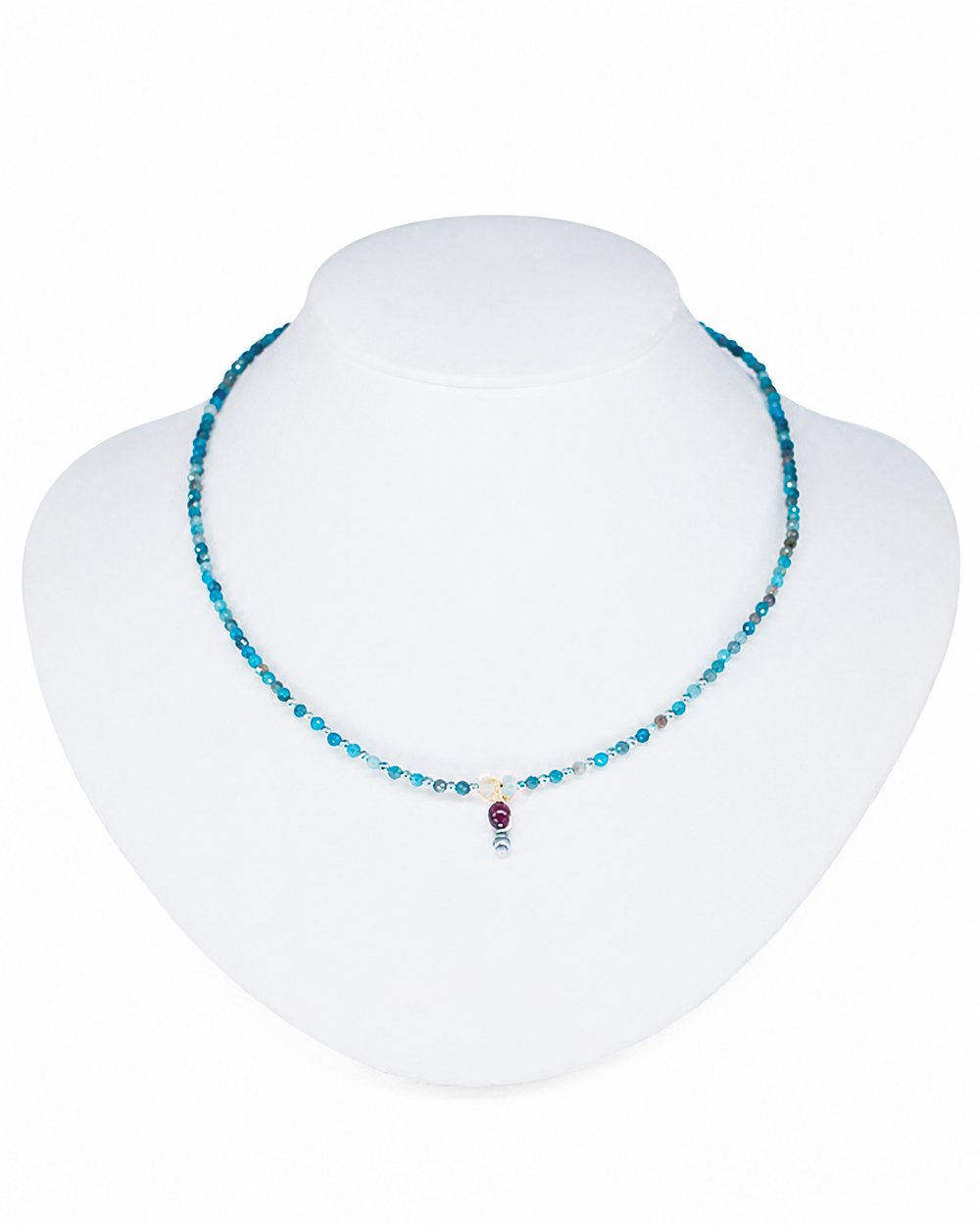 collar de cuentas azules con rosa turmalina rosa chakra tercer ojo intuición y magia